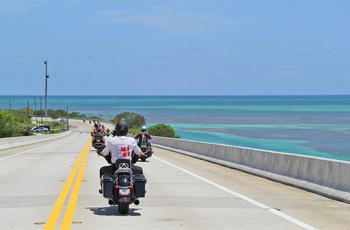 Motorcykler over Overseas Highway i Florida - USA